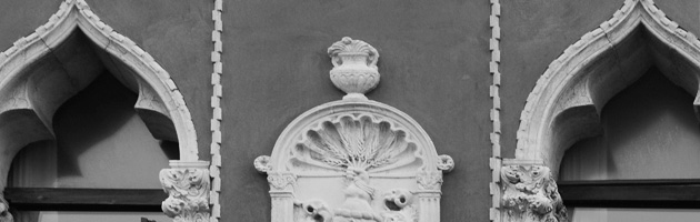 Palazzo Bembo. Nicchia in pietra d'Istria