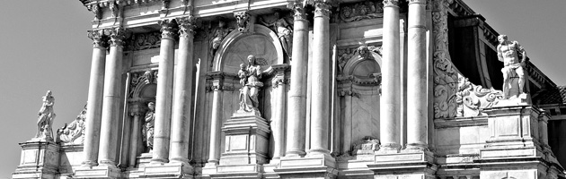 Chiesa degli Scalzi. Particolare del gruppo scultoreo del timpano 