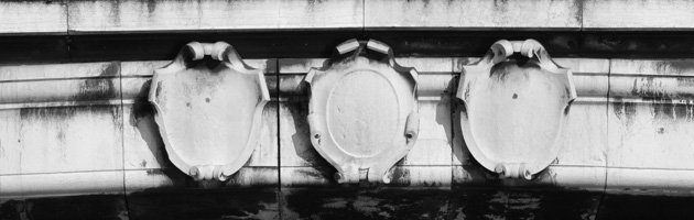 Ponte degli Scalzi. Tre scudi in chiave d'arco sul lato ovest