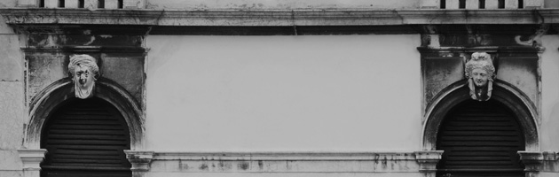 Ca' Mocenigo vecchia. Particolare delle teste marmoree al primo piano Ca' Mocenigo vecchia. Particolare delle teste marmoree al primo piano