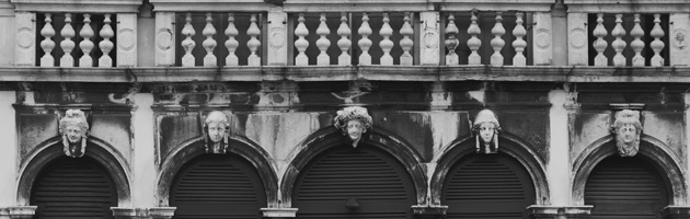 Ca' Mocenigo vecchia. Particolare delle teste marmoree al primo piano Ca' Mocenigo vecchia. Particolare delle teste marmoree al primo piano
