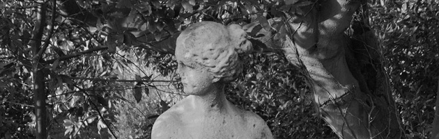 Giardini. Statua di figura femminile 