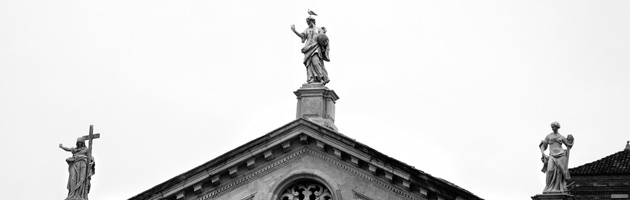 Chiesa di San Stae. Le tre statue che coronano il timpano 