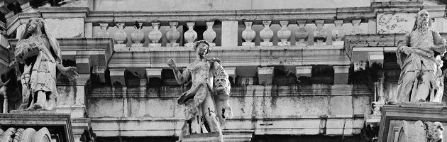 Chiesa della Madonna della Salute. Gruppo scultoreo della facciata nord-ovest